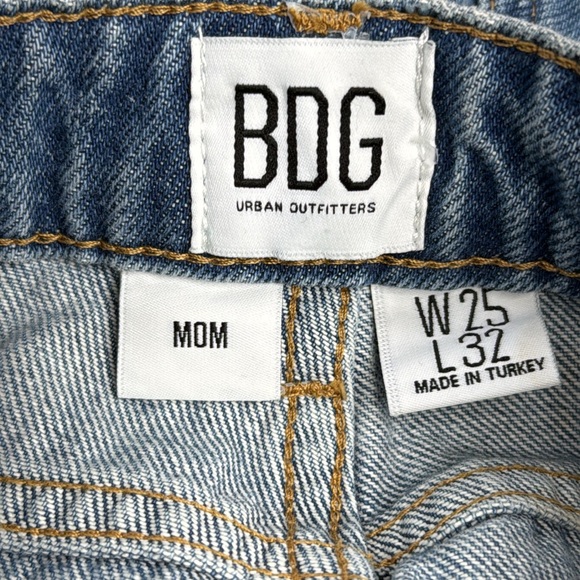 BDG | Urban Outfitters High Rise Mom Jeans in a Light Wash, Size 25, NWT - Picture 13 of 16